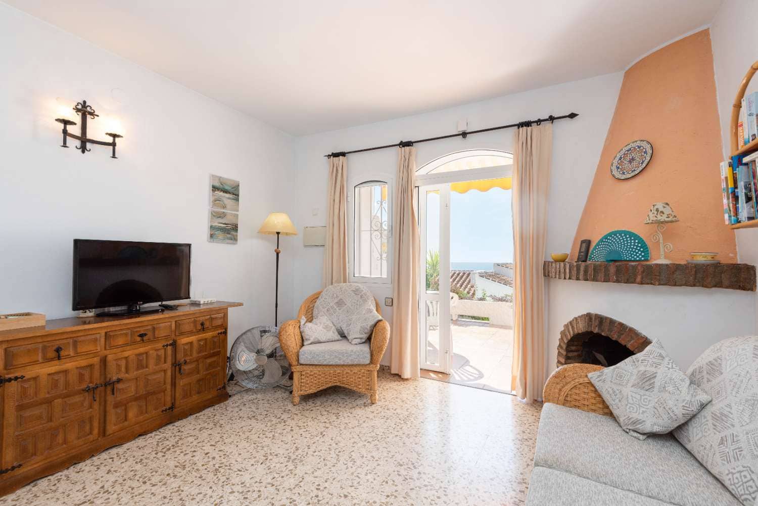 2 bedroom Beach Apartment for sale in Nerja with pool - € 299,000 (Ref: 10162088)