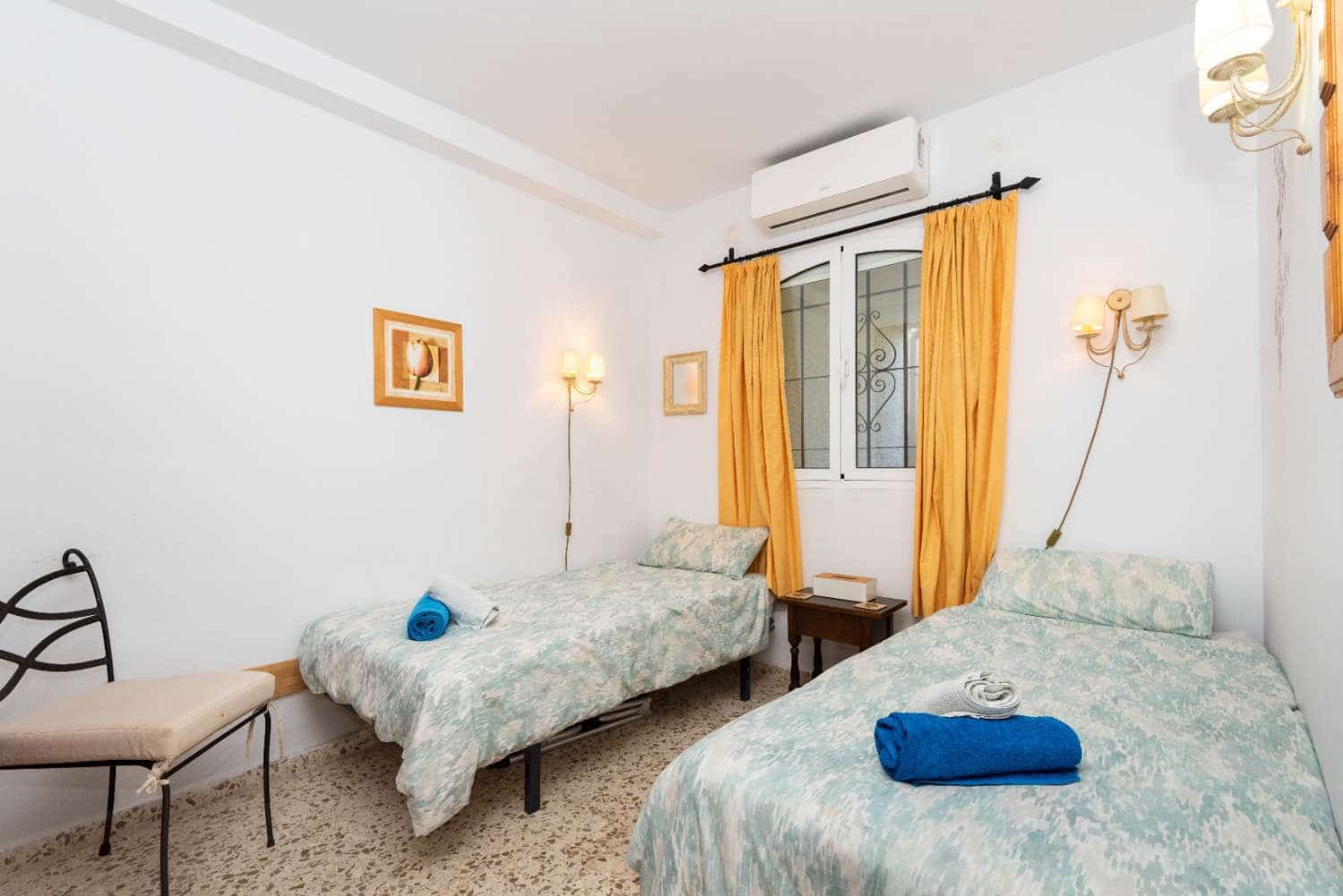 2 bedroom Beach Apartment for sale in Nerja with pool - € 299,000 (Ref: 10162088)