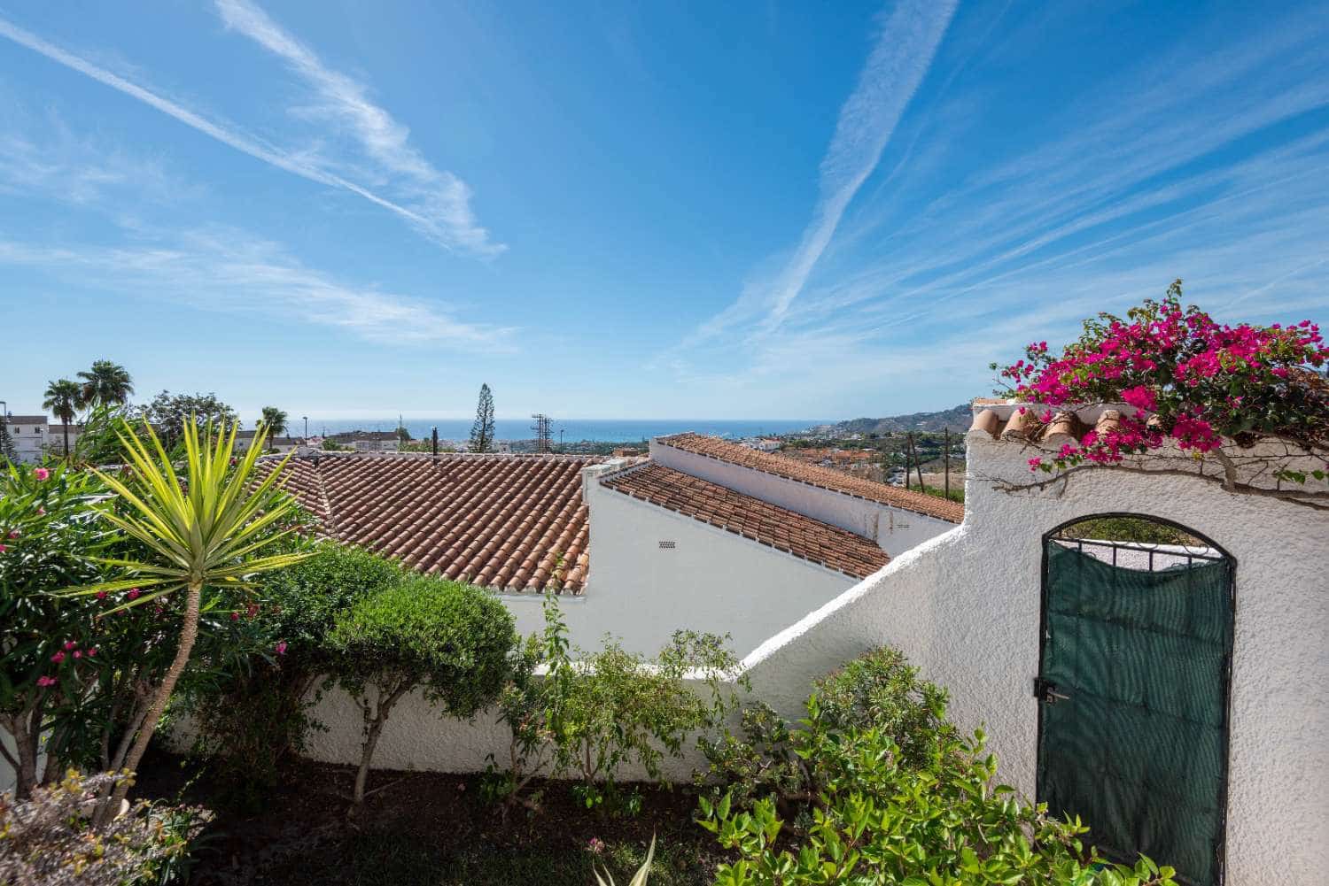 2 bedroom Beach Apartment for sale in Nerja with pool - € 299,000 (Ref: 10162088)