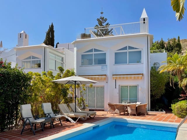 4 makuuhuone Huvila myytävänä paikassa Capistrano, Nerja mukana uima-altaan - 699 000 € (Ref: 3778030)
