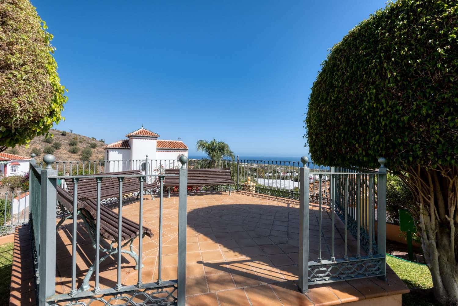 2 soveværelse Strandlejlighed til salg i Nerja med swimmingpool garage - € 420.000 (Ref: 4012483)