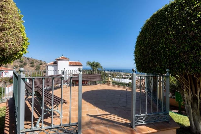 2 soveværelse Strandlejlighed til salg i Capistrano, Nerja med swimmingpool garage - € 420.000 (Ref: 4012483)