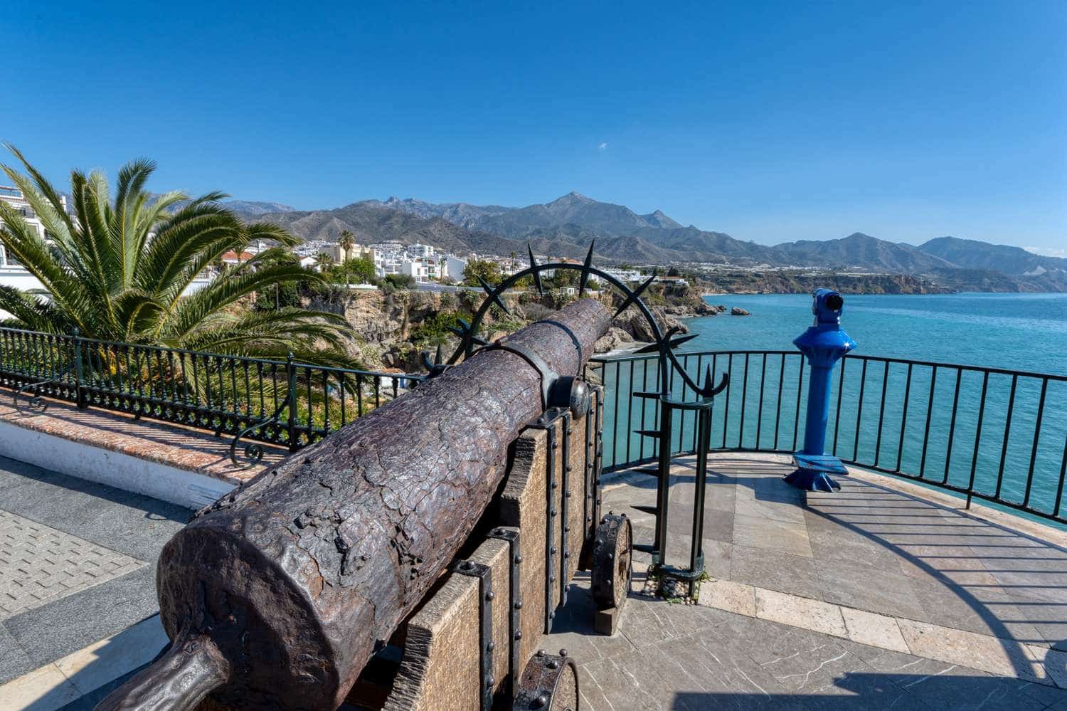 2 soveværelse Strandlejlighed til salg i Nerja med swimmingpool garage - € 420.000 (Ref: 4012483)