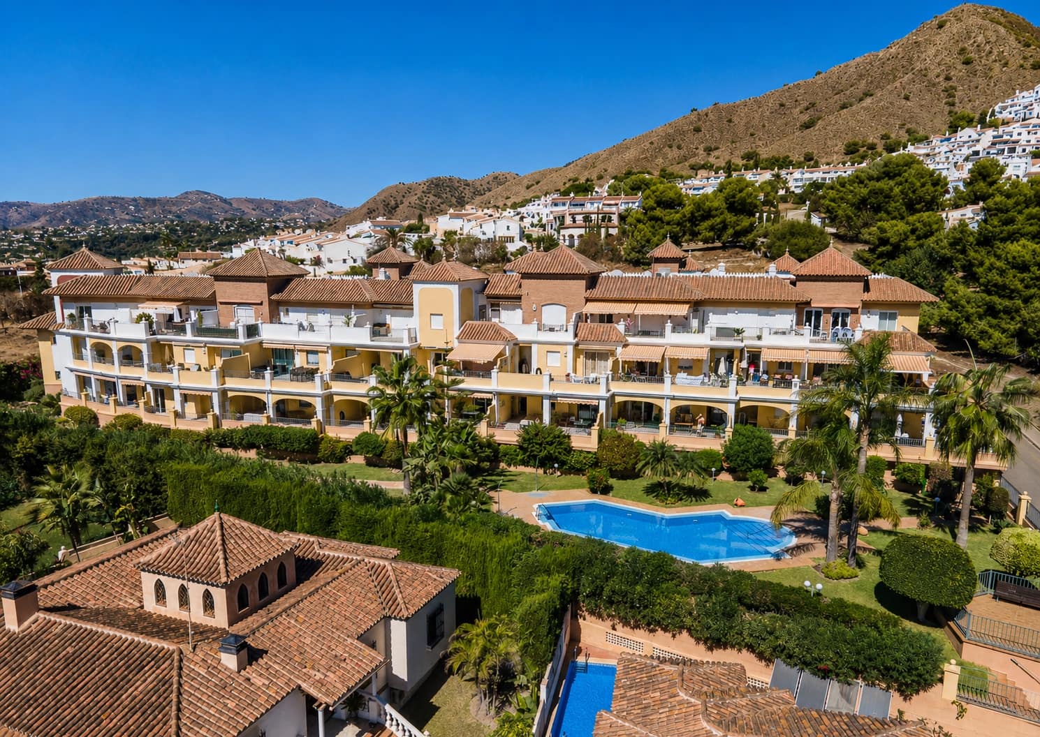 2 soveværelse Strandlejlighed til salg i Nerja med swimmingpool garage - € 420.000 (Ref: 4012483)