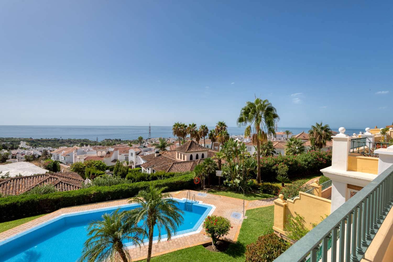 2 bedroom Beach Apartment for sale in Nerja with pool garage - € 405,000 (Ref: 4012483)