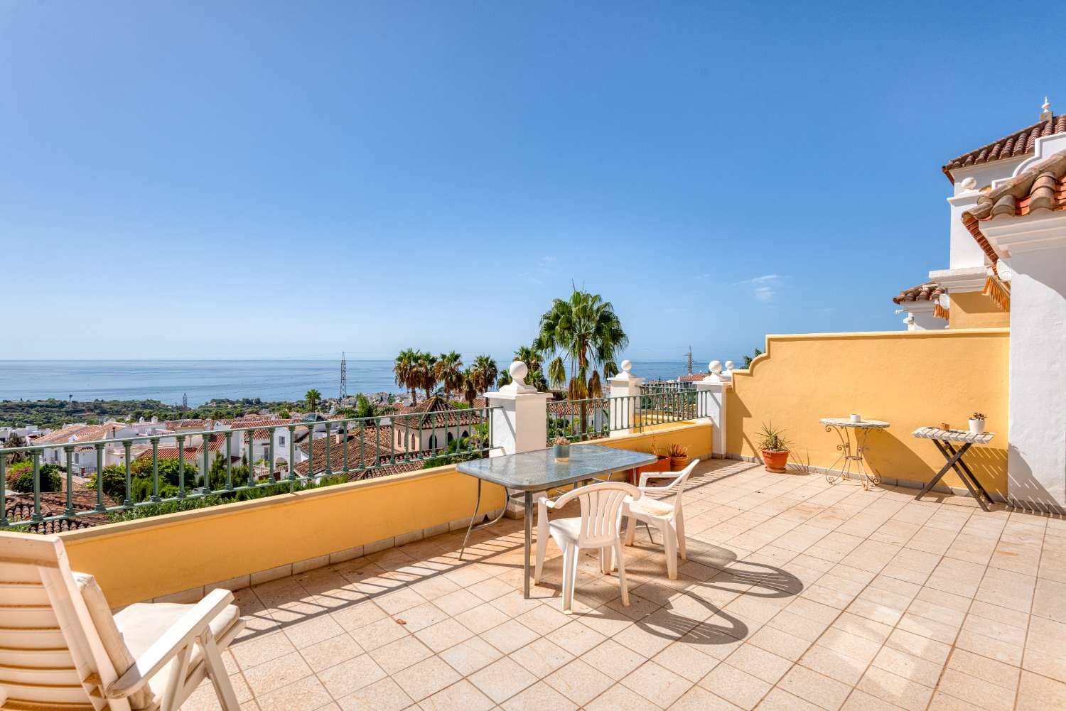 2 bedroom Beach Apartment for sale in Nerja with pool garage - € 405,000 (Ref: 4012483)
