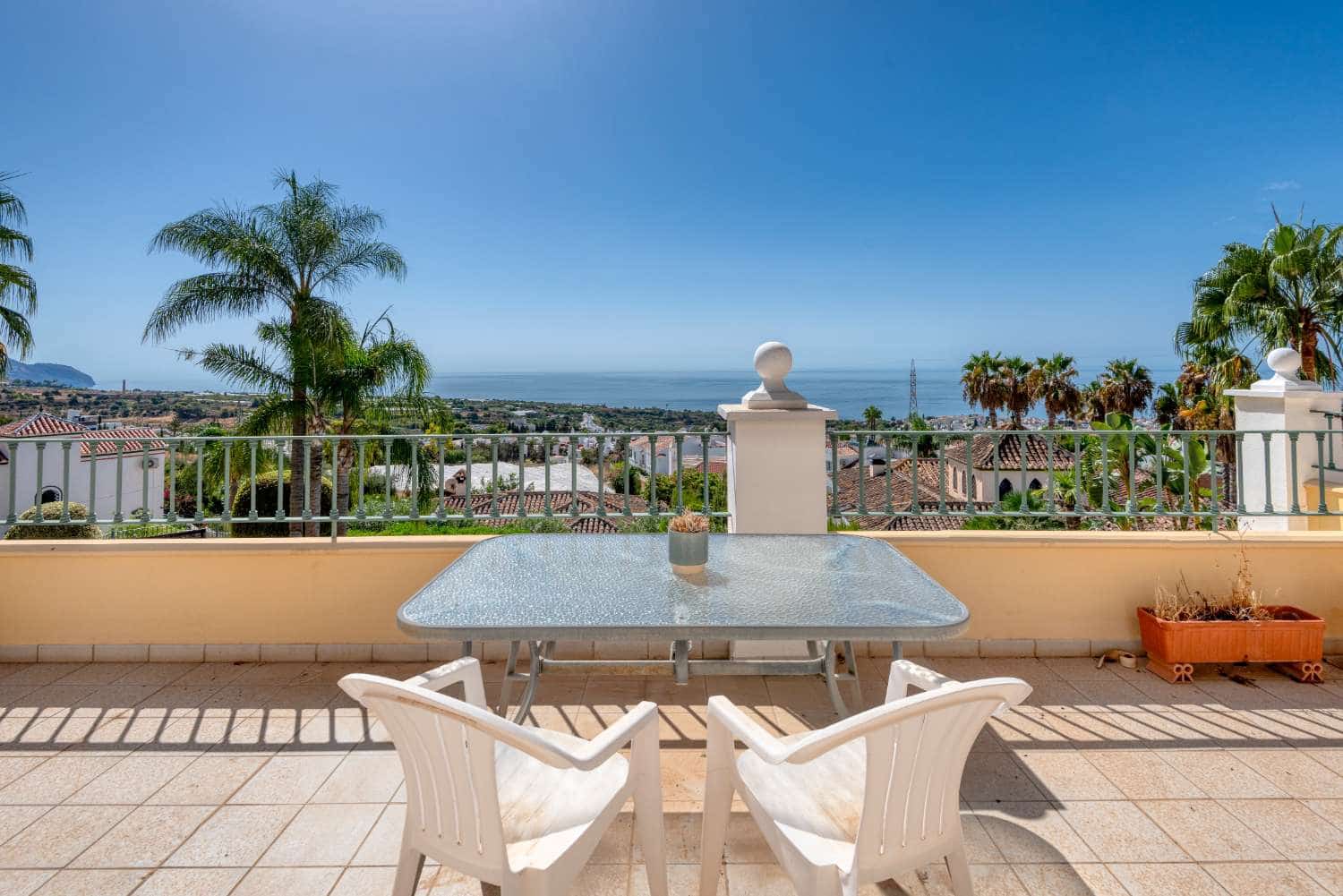 2 bedroom Beach Apartment for sale in Nerja with pool garage - € 405,000 (Ref: 4012483)