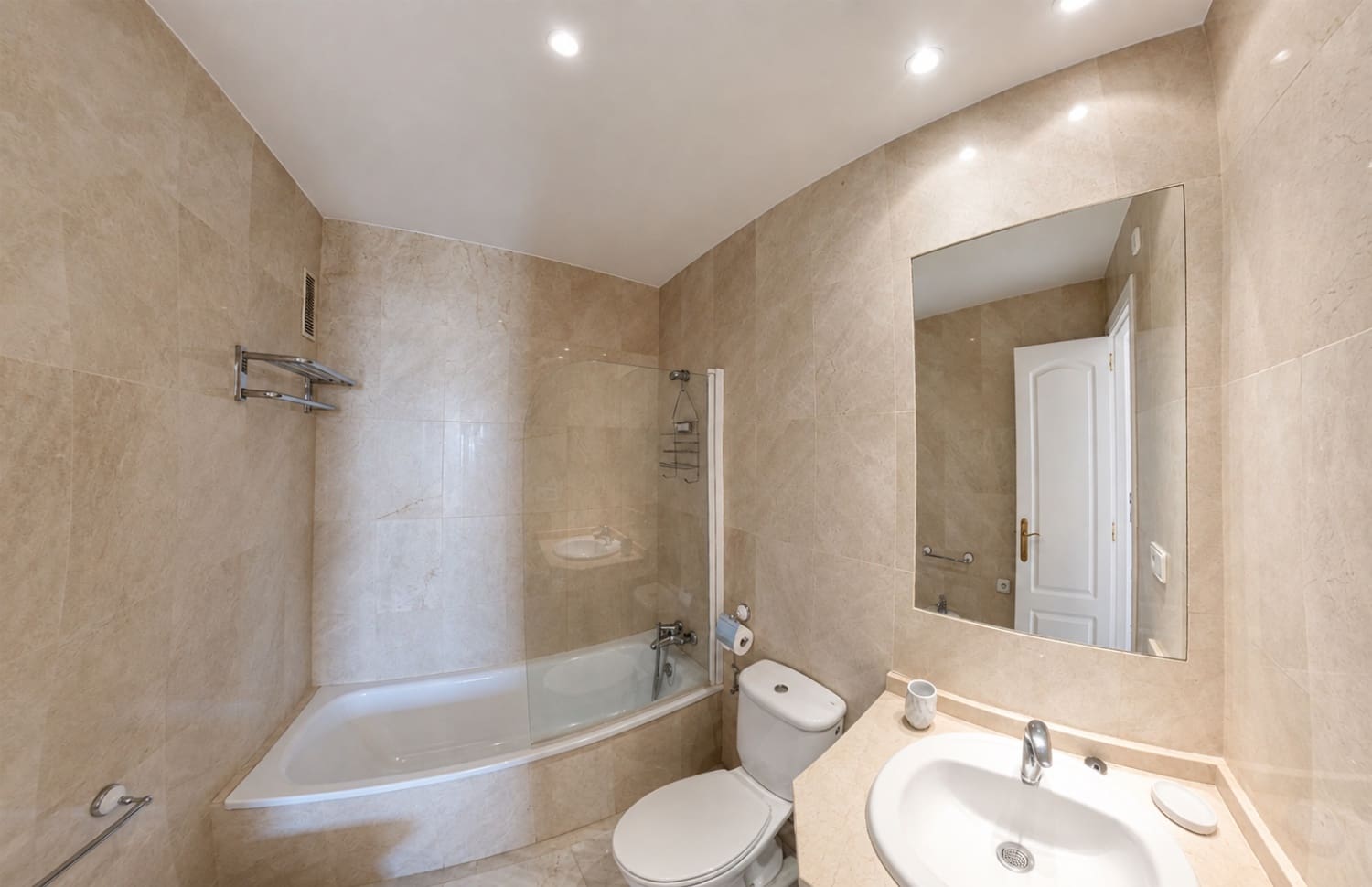 2 bedroom Beach Apartment for sale in Nerja with pool garage - € 405,000 (Ref: 4012483)