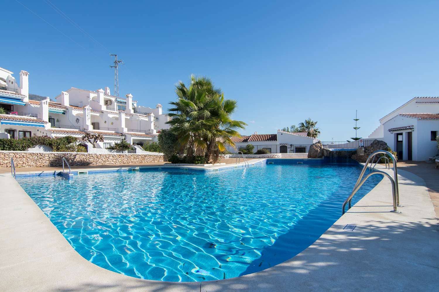 2 soveværelse Rækkehus til salg i Nerja med swimmingpool - € 330.000 (Ref: 8013647)