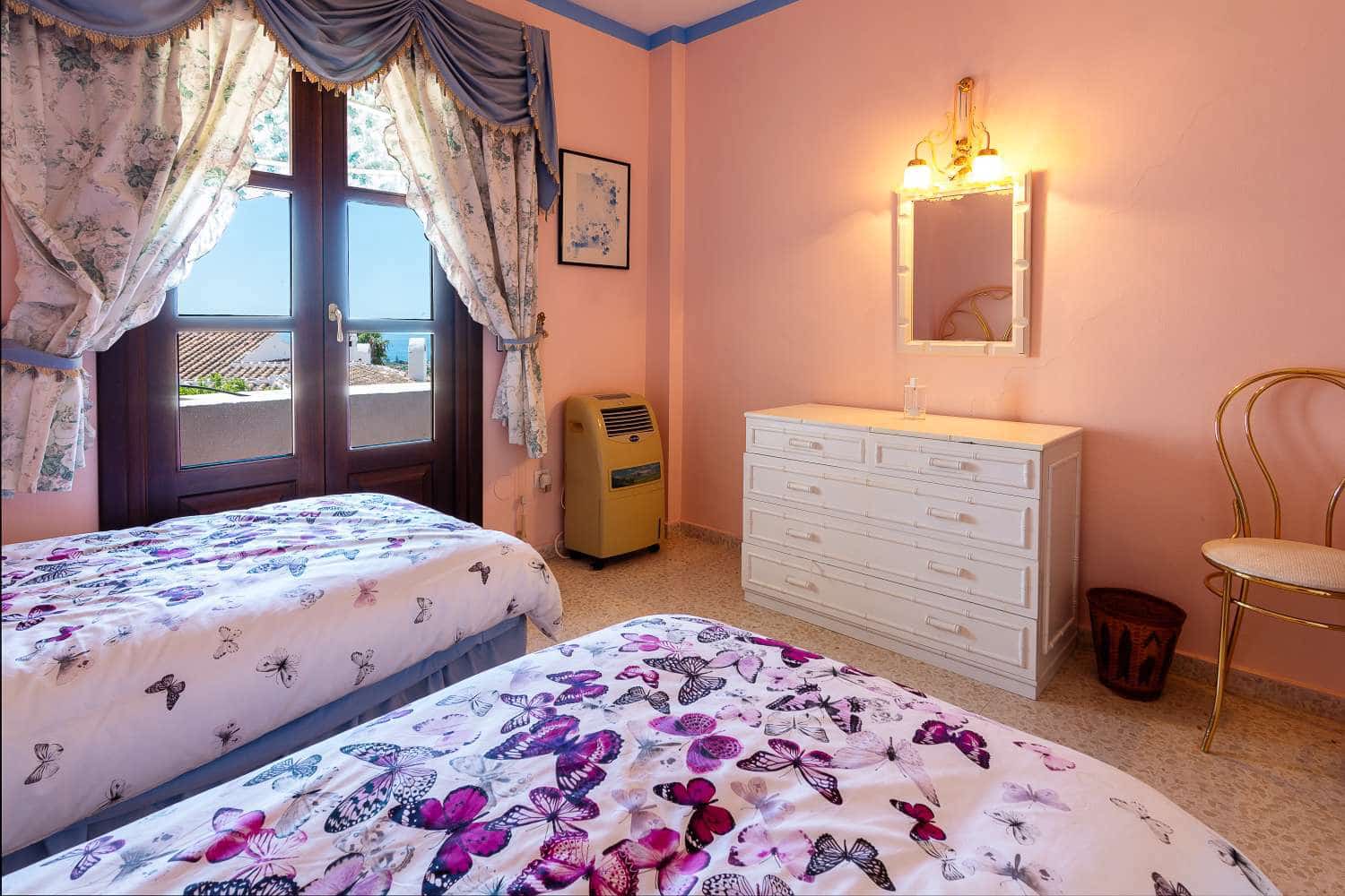 2 soveværelse Lejlighed til salg i Nerja med swimmingpool - € 300.000 (Ref: 8463459)