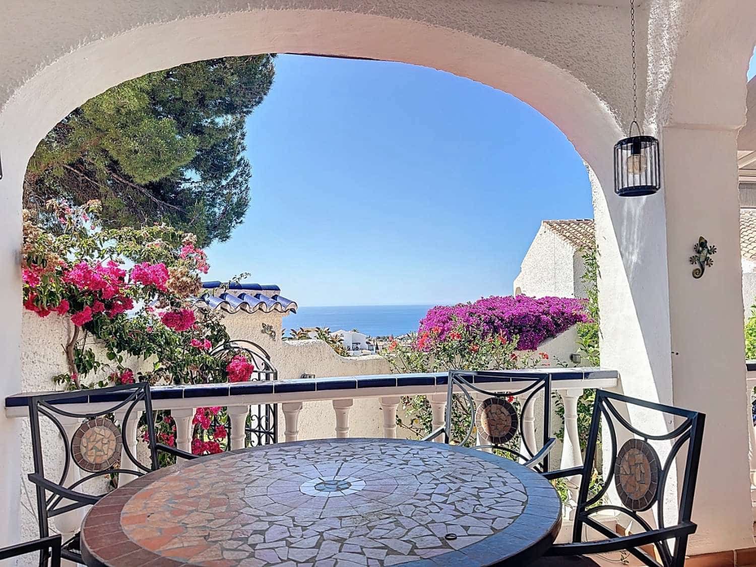 2 soveværelse Strandlejlighed til salg i Nerja med swimmingpool - € 299.000 (Ref: 9057286)