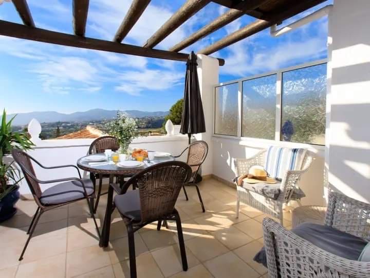 2 soveværelse Lejlighed til salg i Nerja med swimmingpool - € 329.000 (Ref: 9062098)