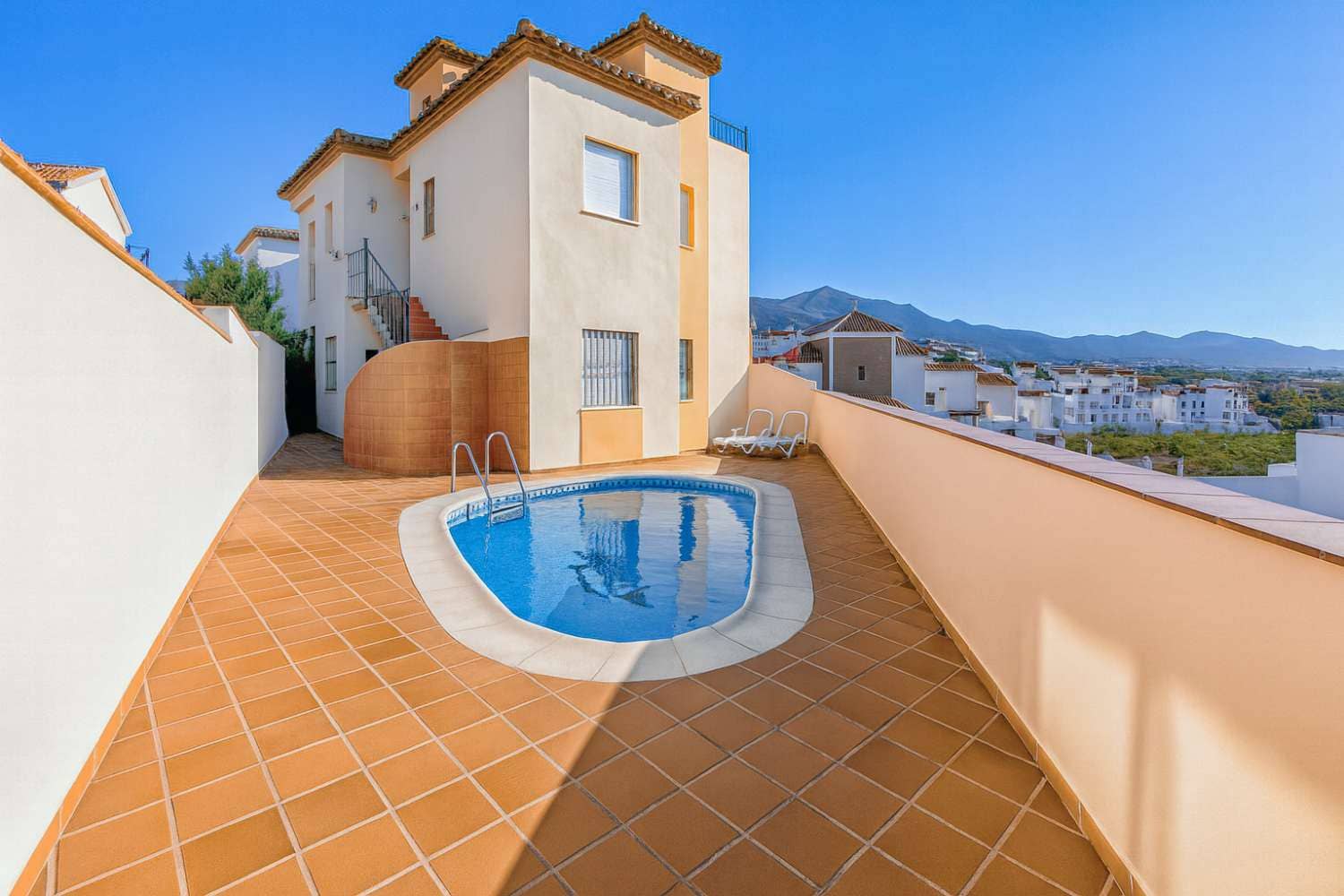 2 bedroom Beach Apartment for sale in Nerja with pool - € 339,000 (Ref: 9232250)