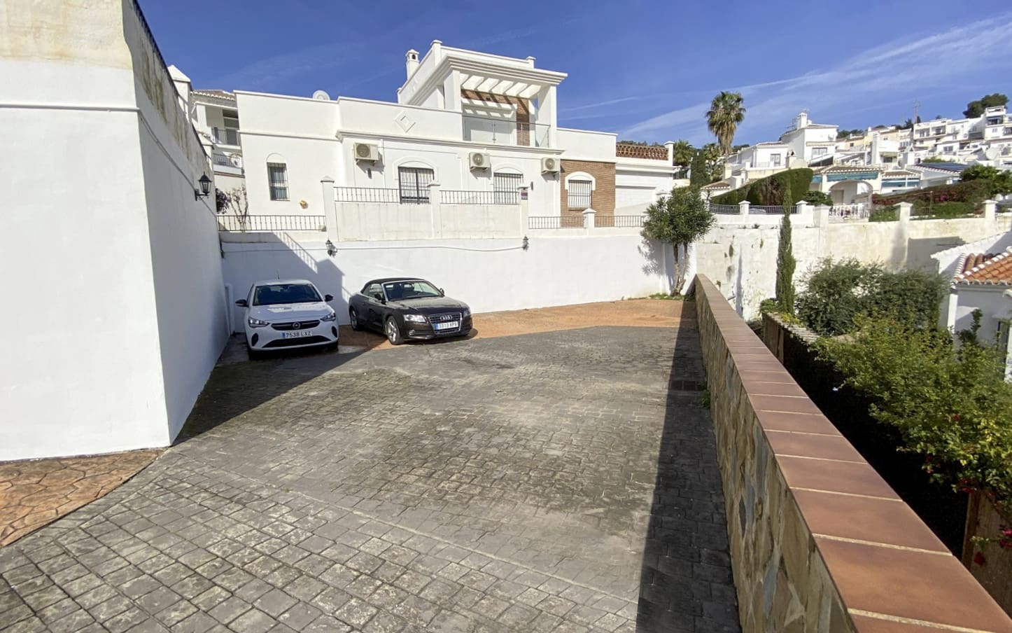 2 bedroom Beach Apartment for sale in Nerja with pool - € 339,000 (Ref: 9232250)