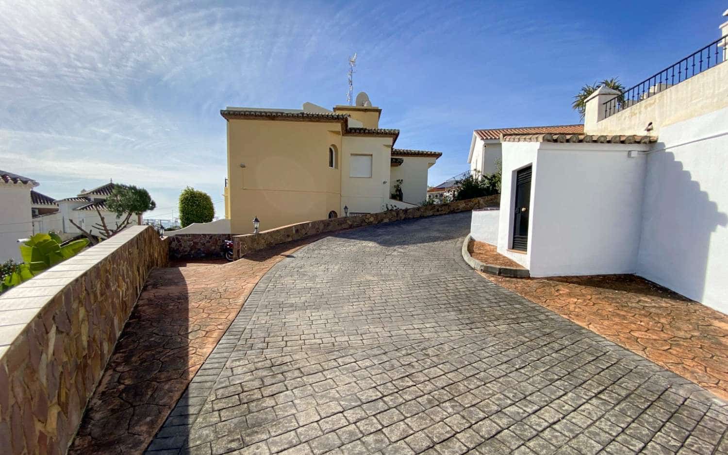 2 bedroom Beach Apartment for sale in Nerja with pool - € 339,000 (Ref: 9232250)