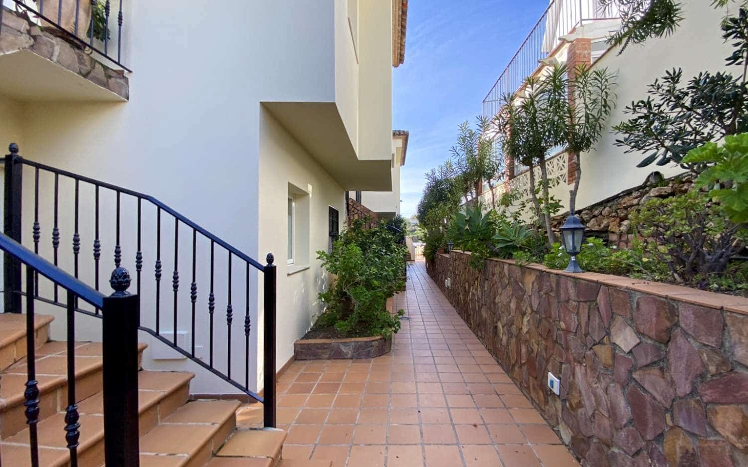 2 bedroom Beach Apartment for sale in Nerja with pool - € 339,000 (Ref: 9232250)