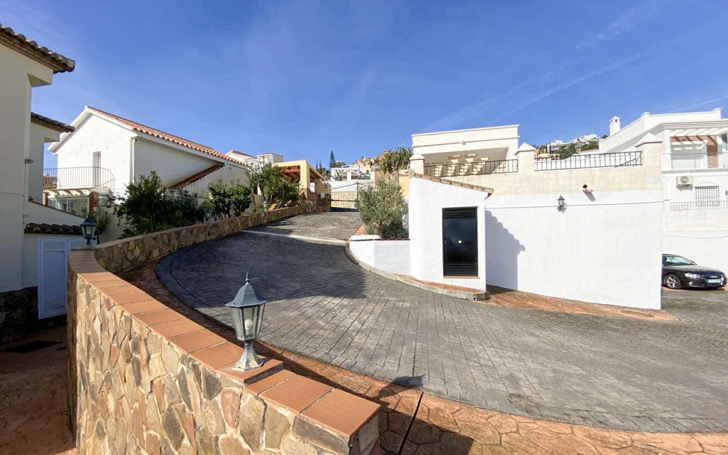 2 bedroom Beach Apartment for sale in Nerja with pool - € 339,000 (Ref: 9232250)