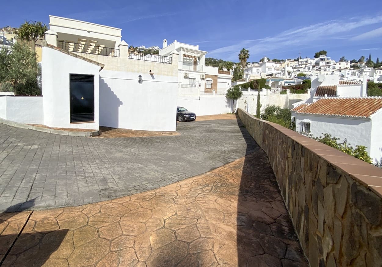 2 bedroom Beach Apartment for sale in Nerja with pool - € 339,000 (Ref: 9232250)