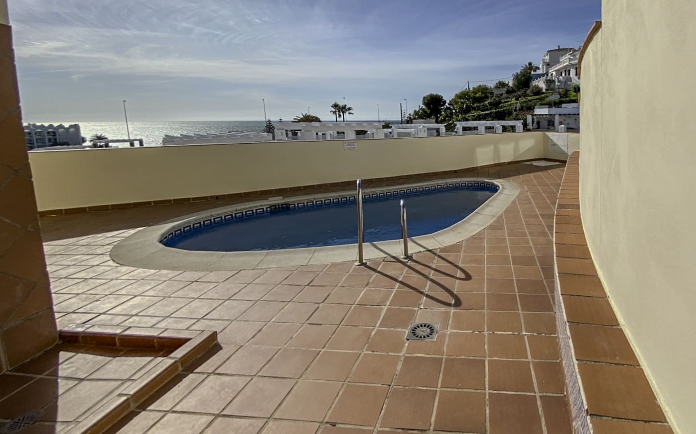 2 bedroom Beach Apartment for sale in Nerja with pool - € 339,000 (Ref: 9232250)
