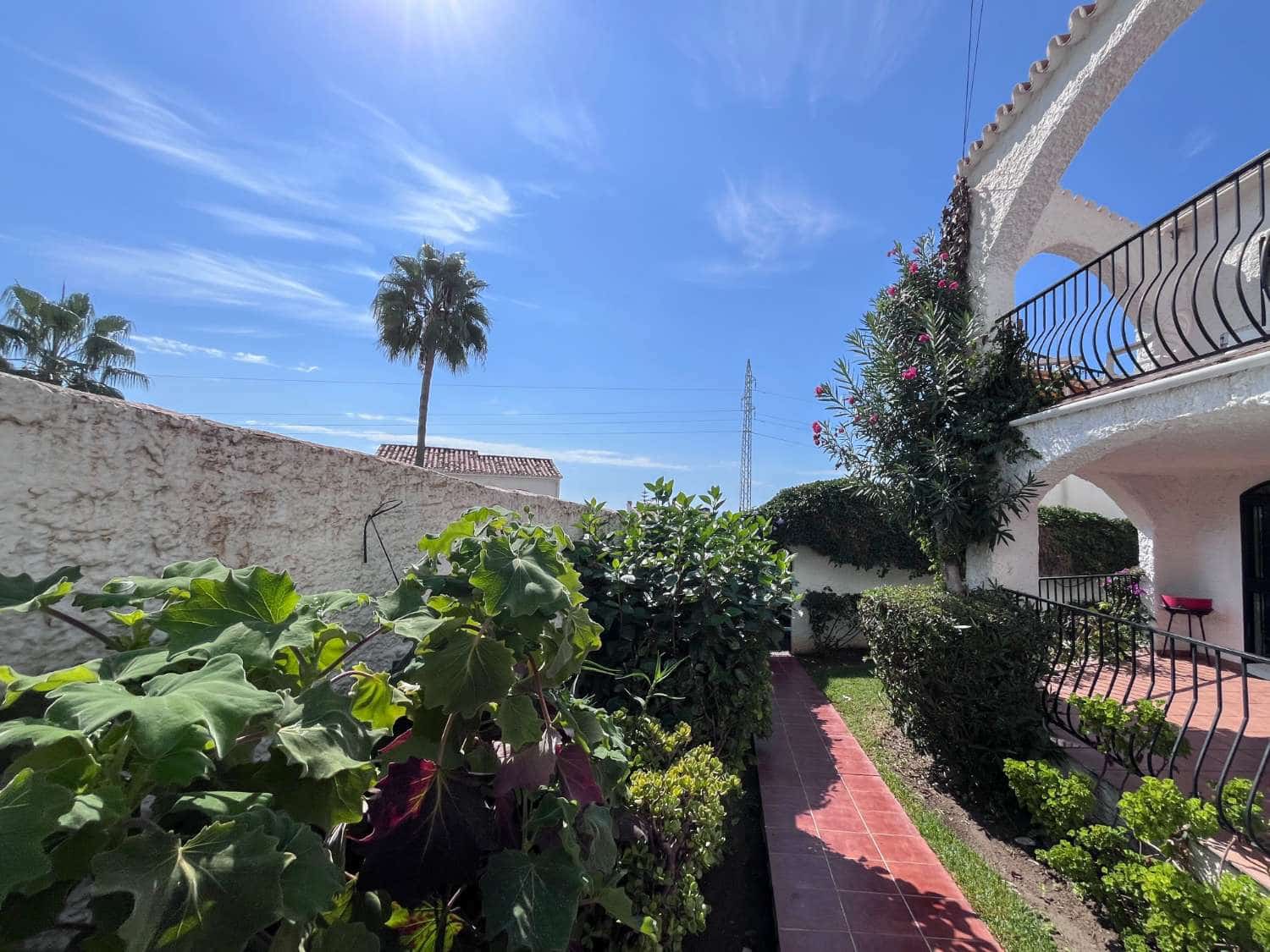 4 sovrum Villa till salu i Nerja med pool - 450 000 € (Ref: 9256719)