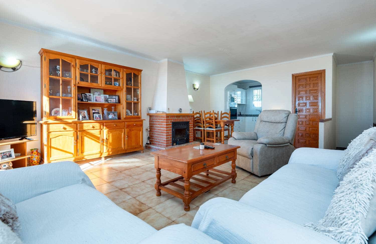 2 soveværelse Rækkehus til salg i Nerja med swimmingpool garage - € 379.000 (Ref: 9535613)