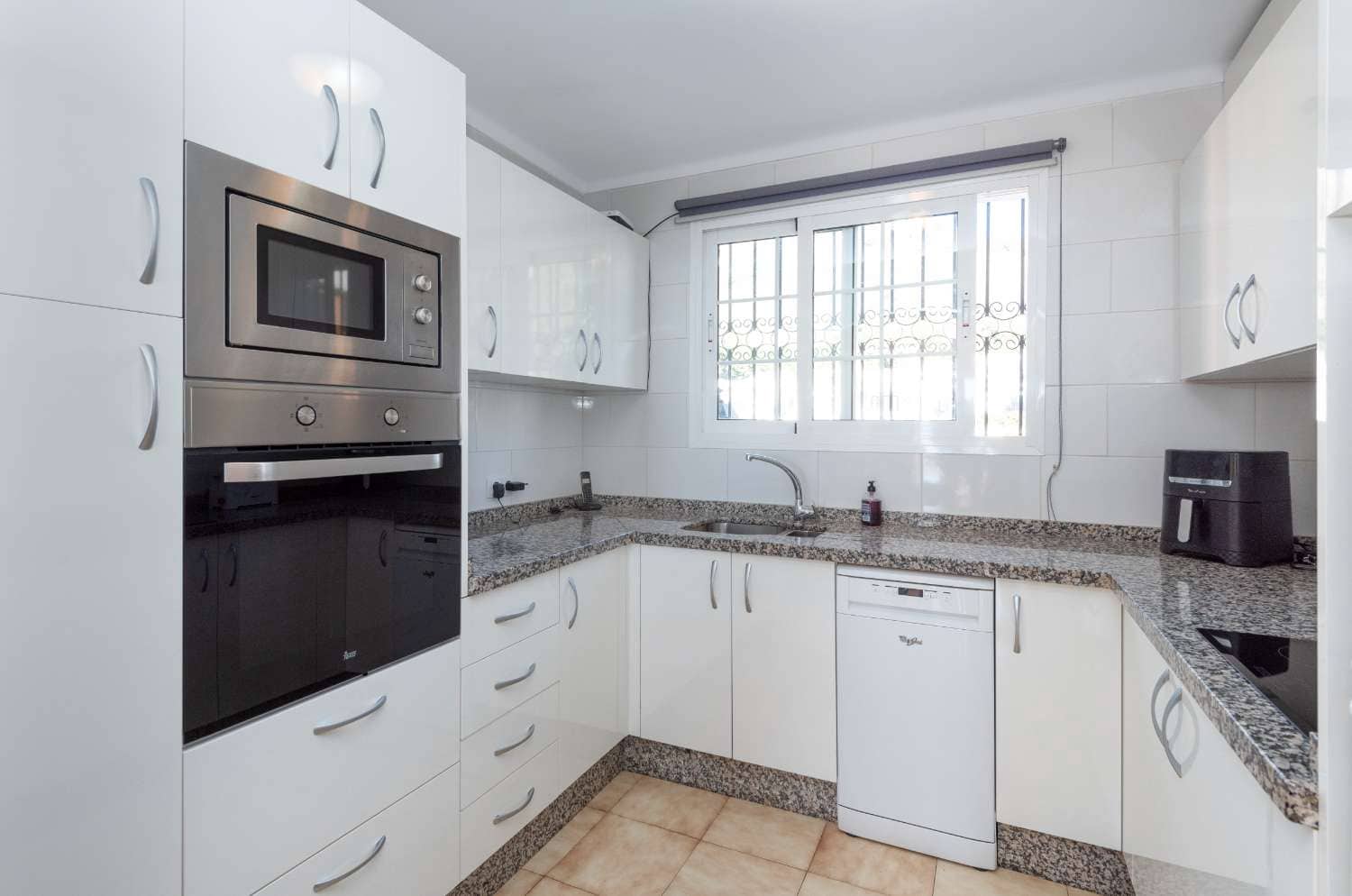 2 soveværelse Rækkehus til salg i Nerja med swimmingpool garage - € 379.000 (Ref: 9535613)