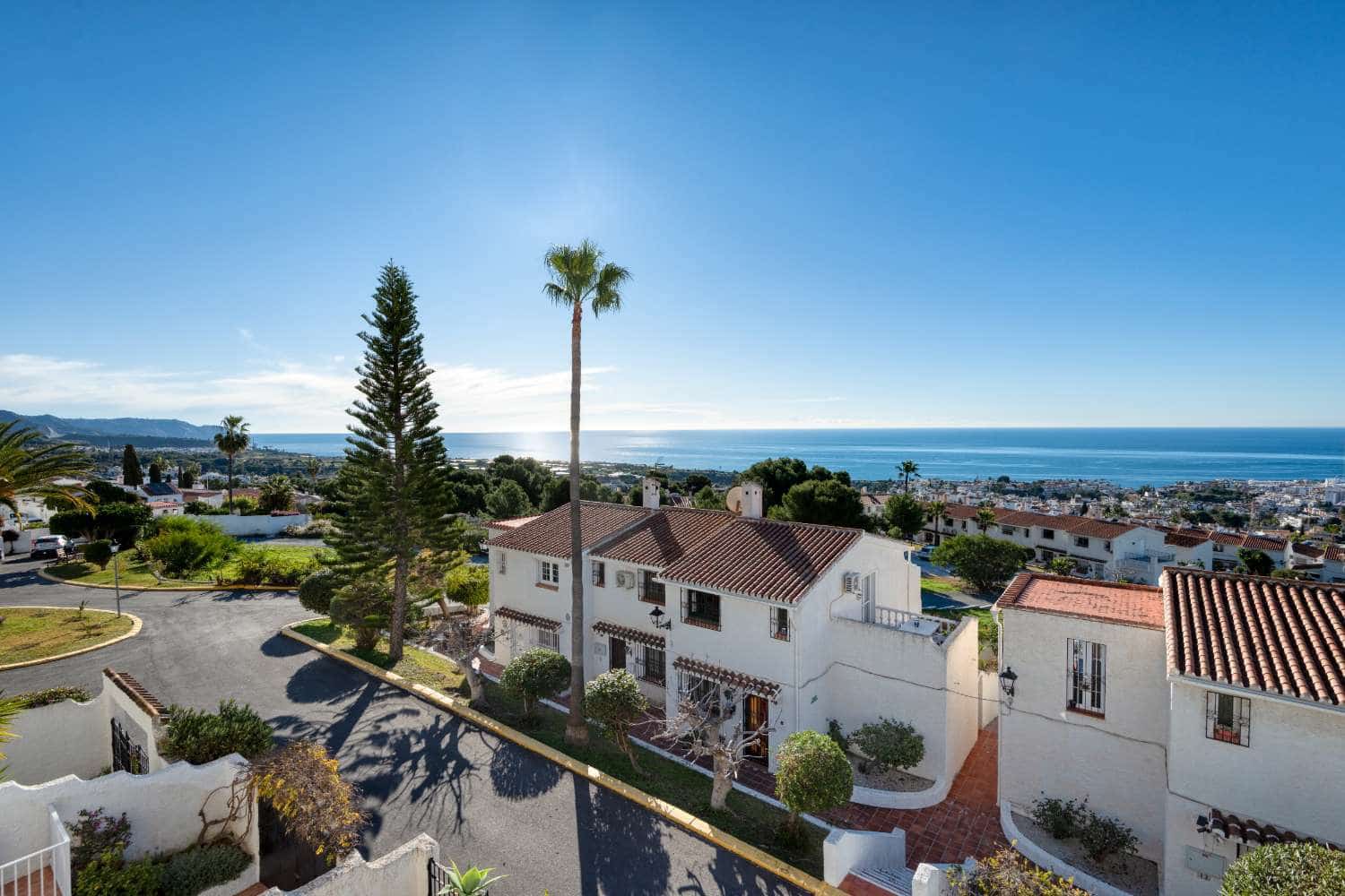 2 soveværelse Rækkehus til salg i Nerja med swimmingpool garage - € 379.000 (Ref: 9535613)