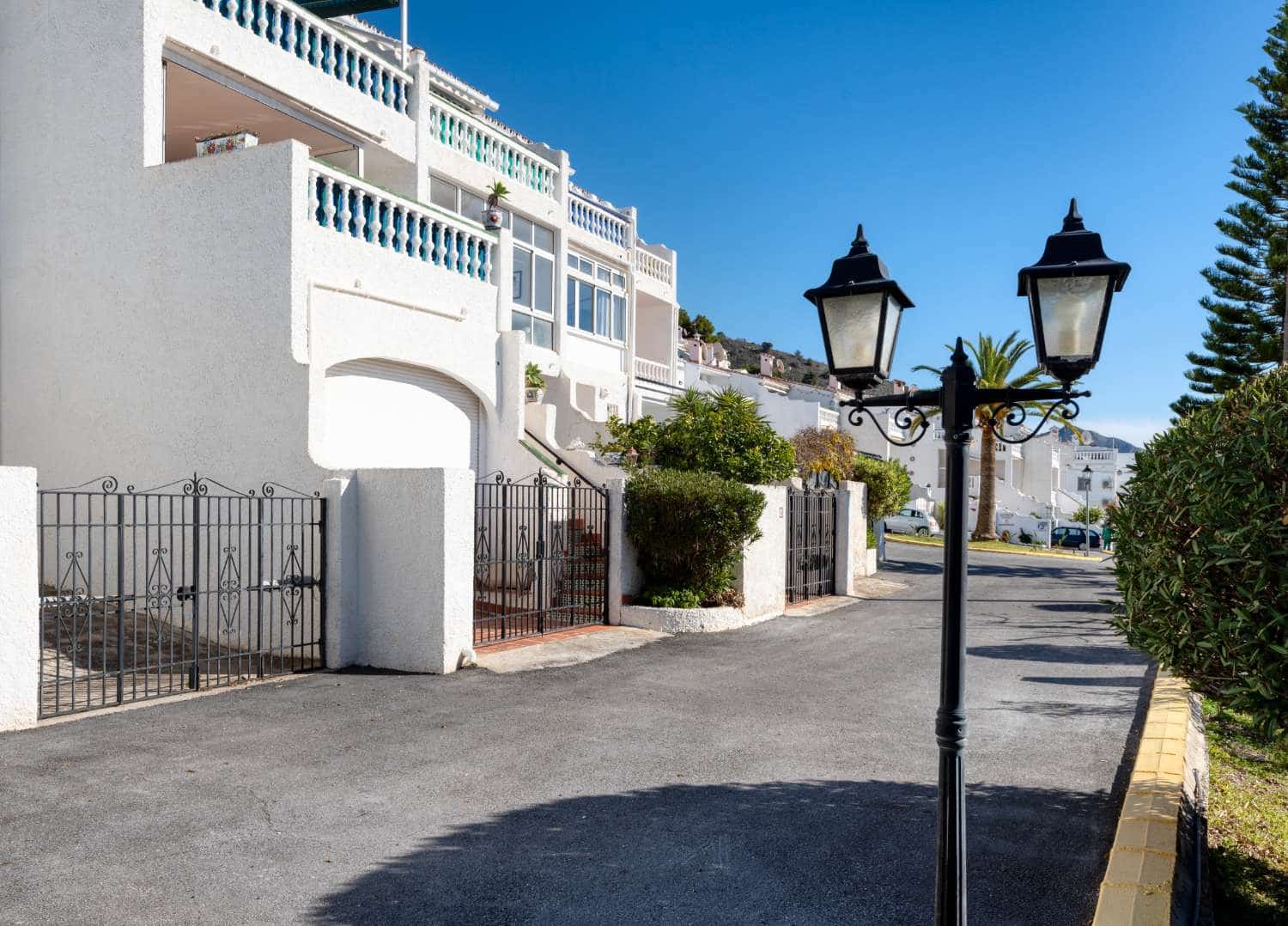 2 soveværelse Rækkehus til salg i Nerja med swimmingpool garage - € 379.000 (Ref: 9535613)