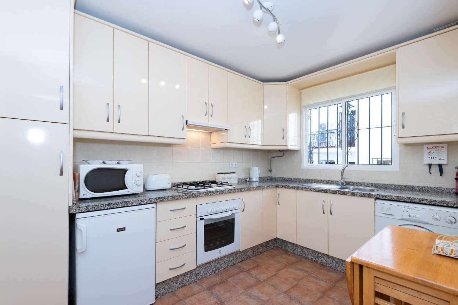 2 slaapkamer Rijtjeshuis te koop in Nerja met zwembad - € 329.000 (Ref: 9600984)