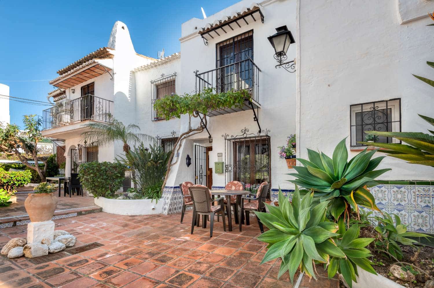 2 slaapkamer Rijtjeshuis te koop in Nerja met zwembad - € 329.000 (Ref: 9600984)