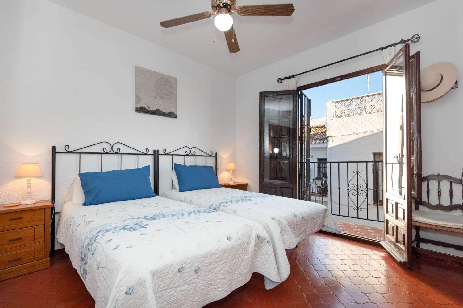 2 slaapkamer Rijtjeshuis te koop in Nerja met zwembad - € 329.000 (Ref: 9600984)