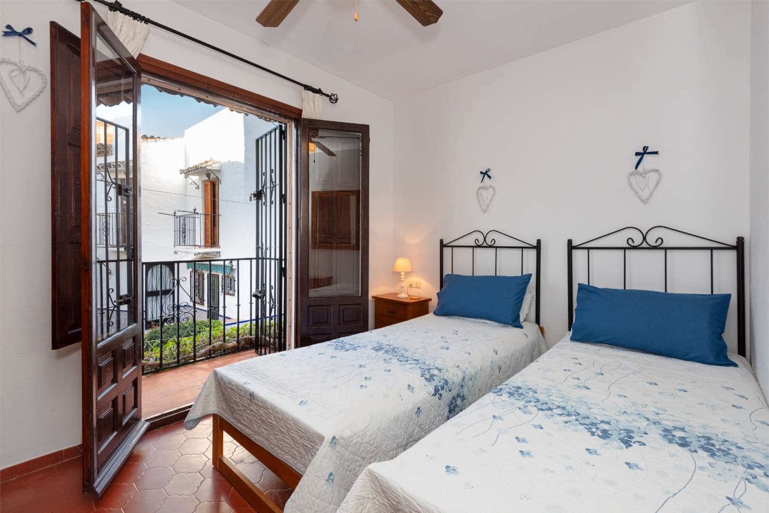 2 slaapkamer Rijtjeshuis te koop in Nerja met zwembad - € 329.000 (Ref: 9600984)