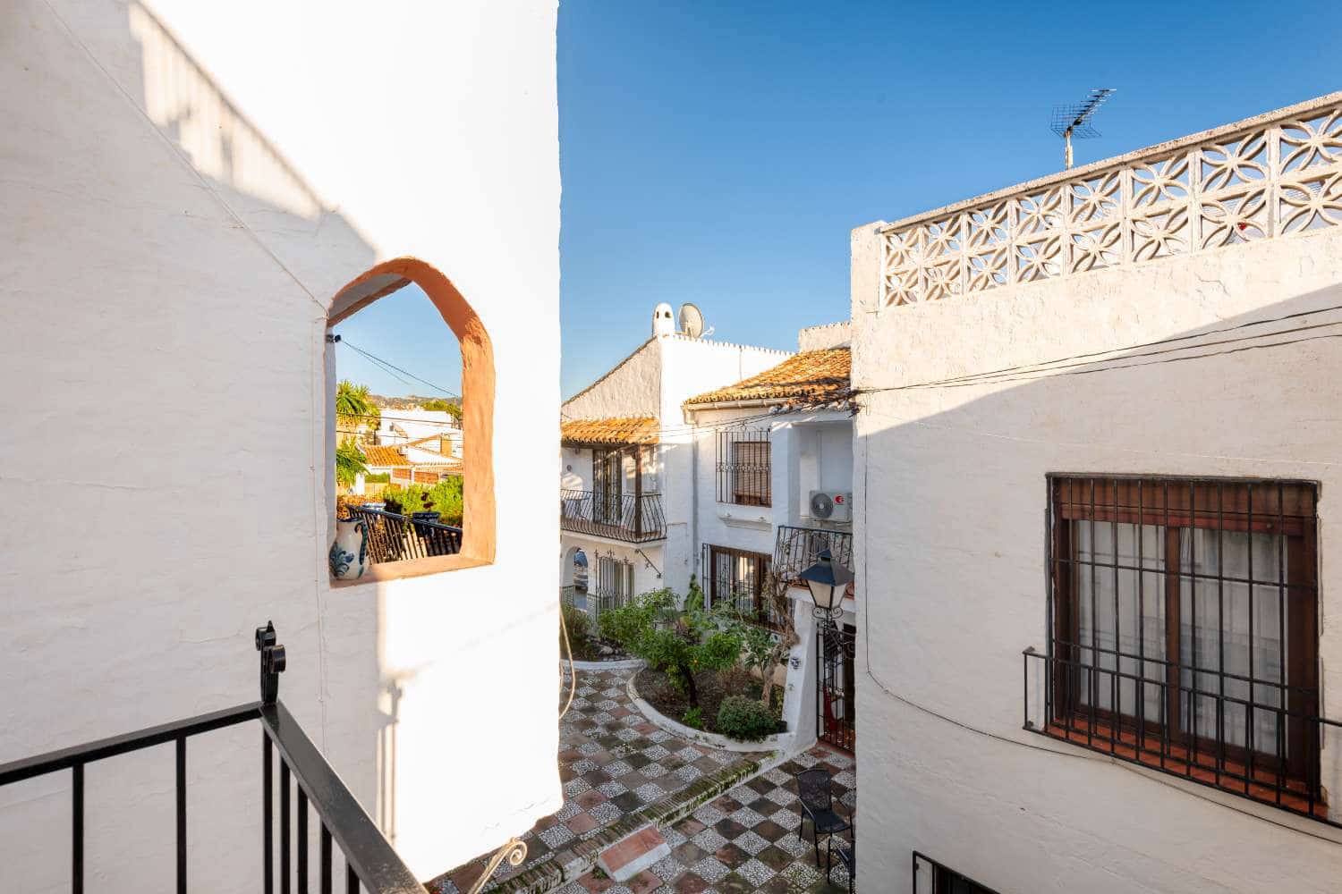 2 slaapkamer Rijtjeshuis te koop in Nerja met zwembad - € 329.000 (Ref: 9600984)