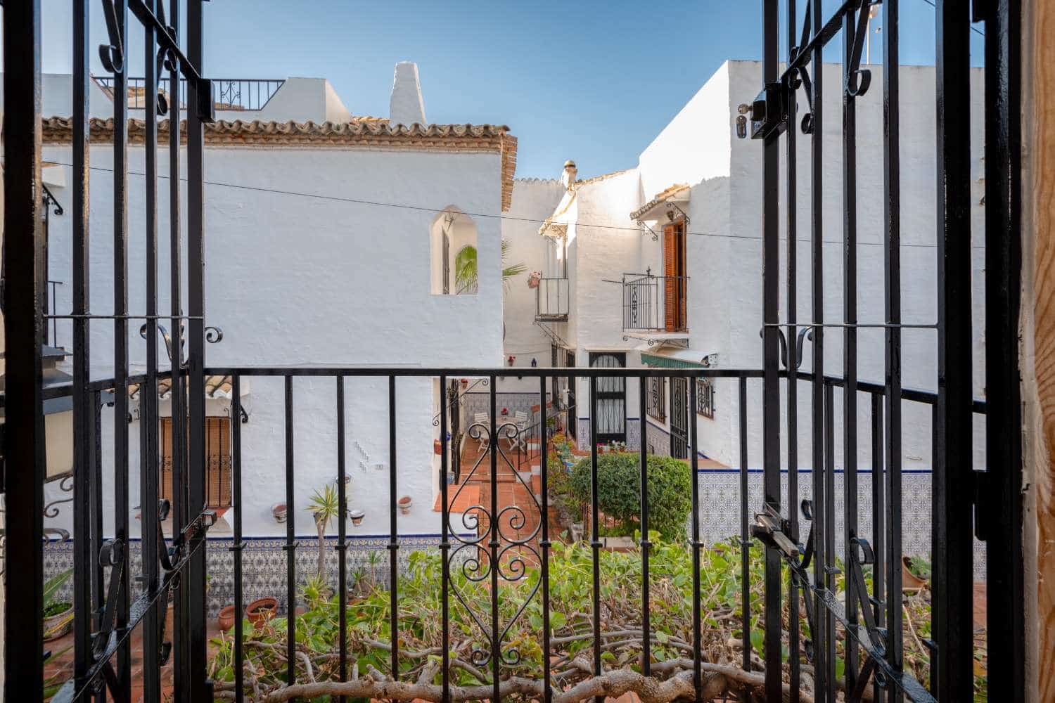 2 slaapkamer Rijtjeshuis te koop in Nerja met zwembad - € 329.000 (Ref: 9600984)