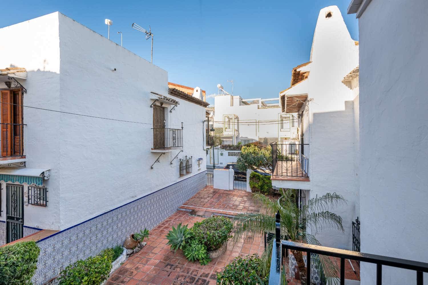 2 slaapkamer Rijtjeshuis te koop in Nerja met zwembad - € 329.000 (Ref: 9600984)