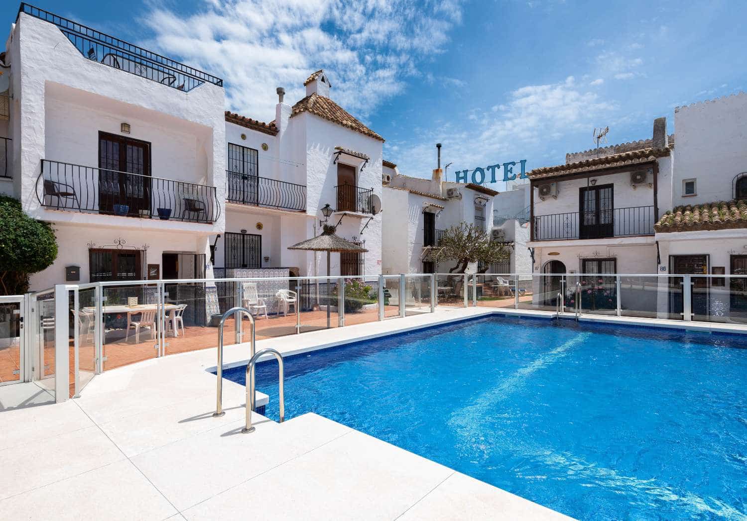 2 slaapkamer Rijtjeshuis te koop in Nerja met zwembad - € 329.000 (Ref: 9600984)