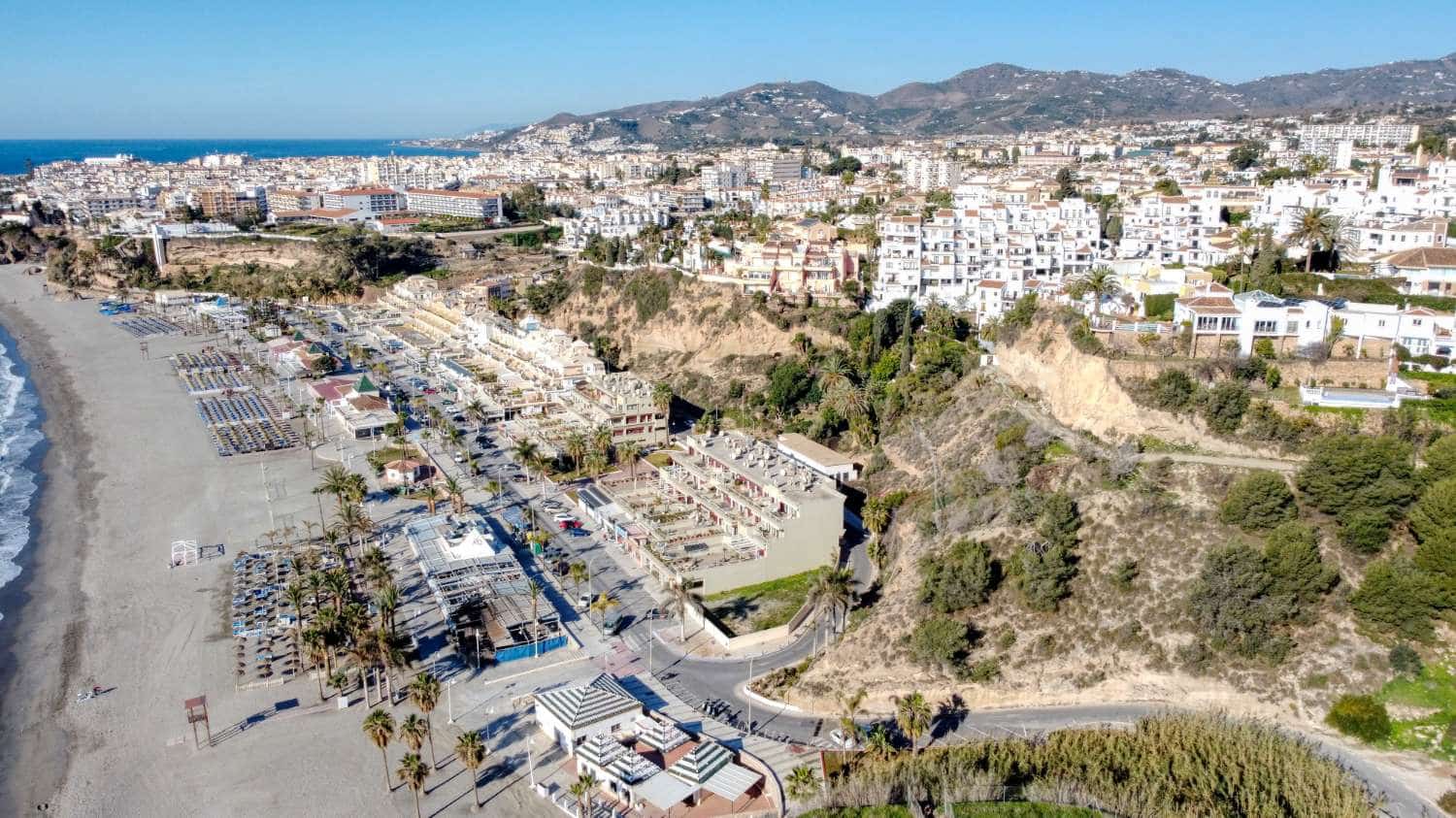 2 slaapkamer Rijtjeshuis te koop in Nerja met zwembad - € 329.000 (Ref: 9600984)