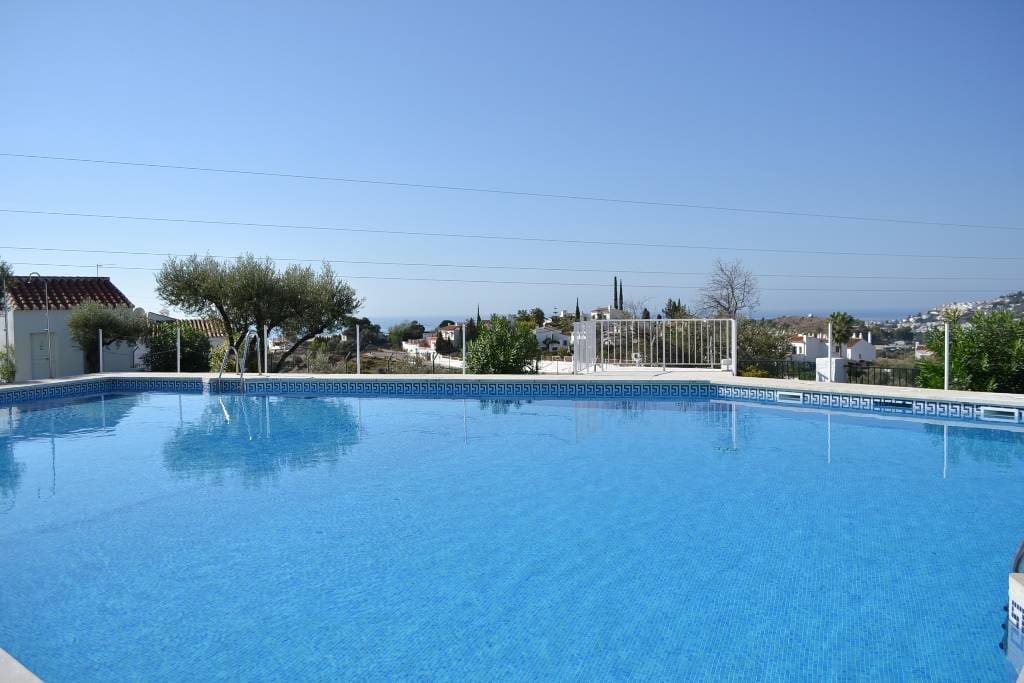 2 sovrum Lägenhet till salu i Nerja med pool - 239 000 € (Ref: 9658275)