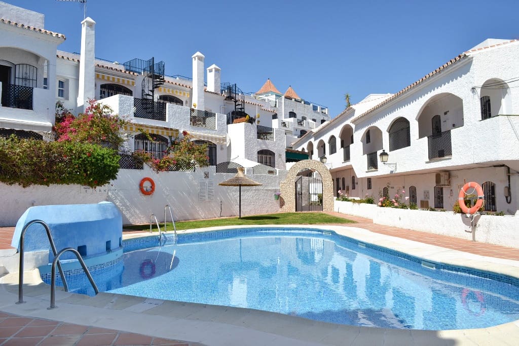 2 bedroom Terraced Villa for sale in Nerja with pool - € 349,000 (Ref: 9669896)