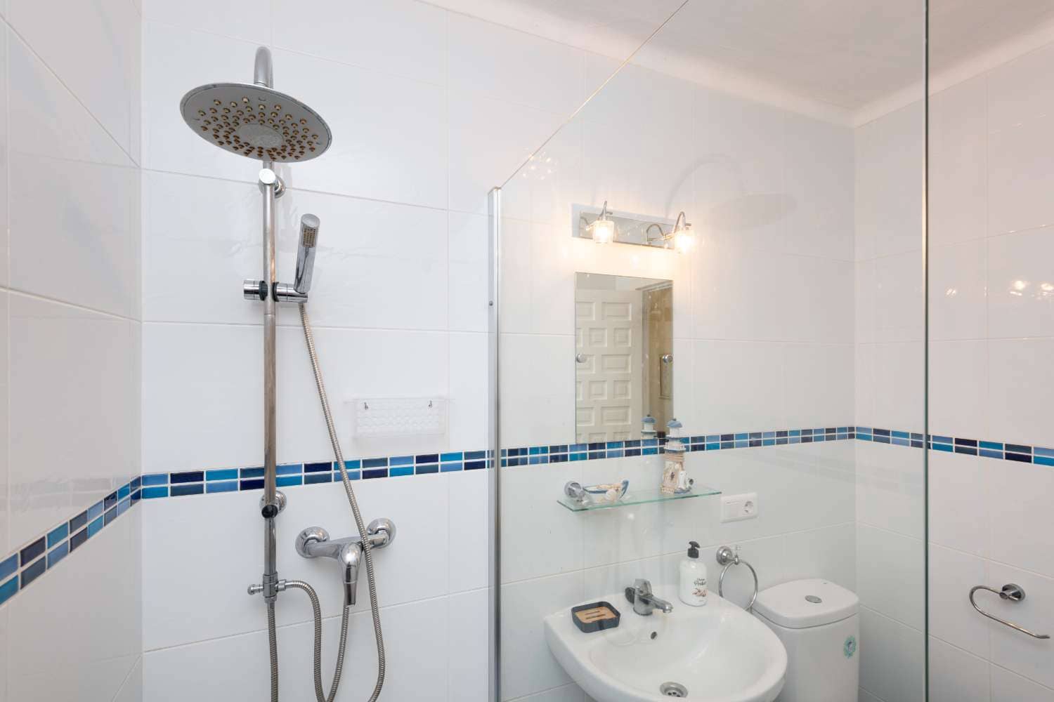 2 bedroom Beach Apartment for sale in Nerja with pool - € 279,000 (Ref: 9714463)