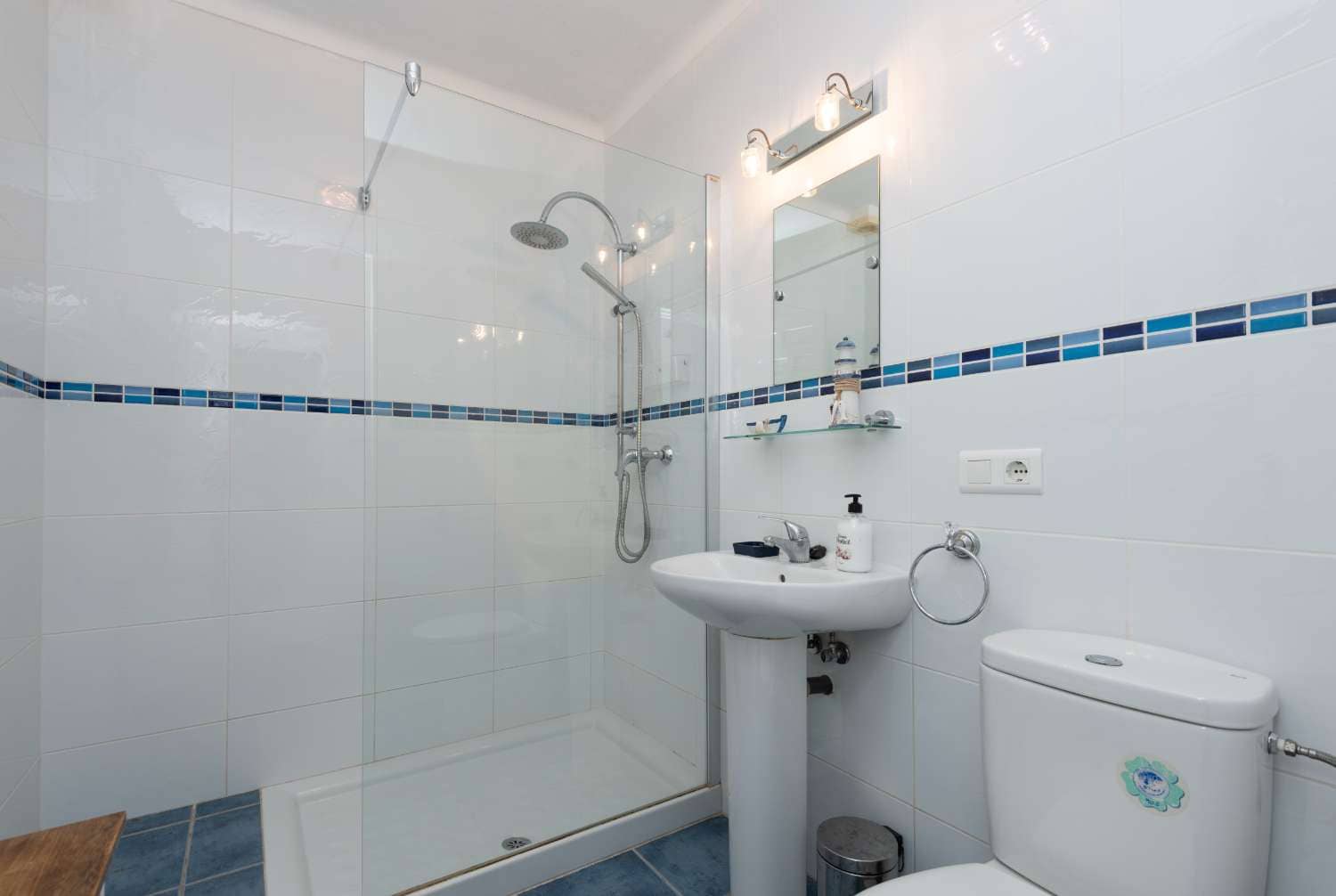 2 bedroom Beach Apartment for sale in Nerja with pool - € 279,000 (Ref: 9714463)