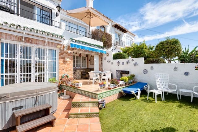 2 bedroom Beach Apartment for sale in Capistrano, Nerja with pool - € 279,000 (Ref: 9714463)