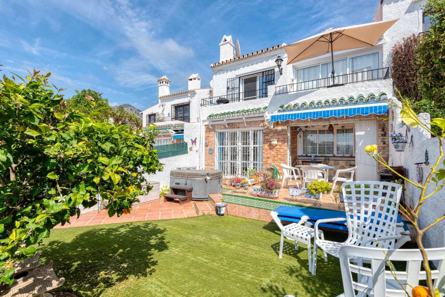 2 bedroom Beach Apartment for sale in Nerja with pool - € 279,000 (Ref: 9714463)