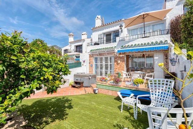 2 bedroom Beach Apartment for sale in Capistrano, Nerja with pool - € 279,000 (Ref: 9714463)