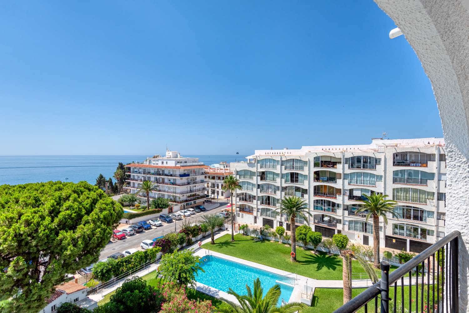 2 makuuhuone Ranta-asunto myytävänä paikassa Nerja mukana uima-altaan - 649 000 € (Ref: 9721055)