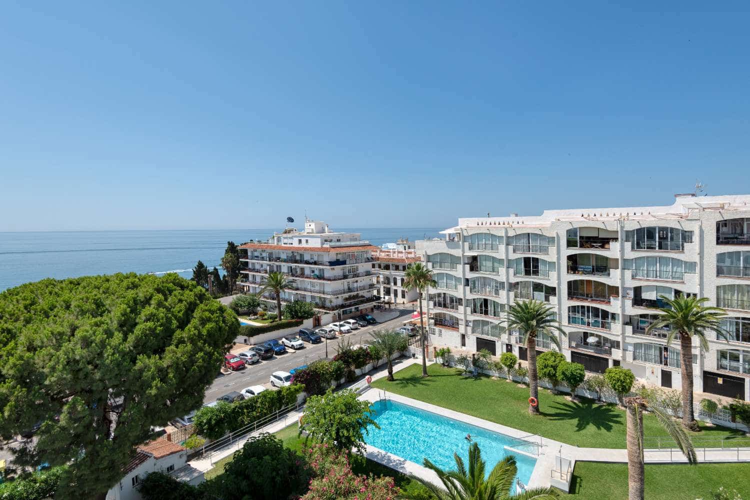2 makuuhuone Ranta-asunto myytävänä paikassa Nerja mukana uima-altaan - 649 000 € (Ref: 9721055)