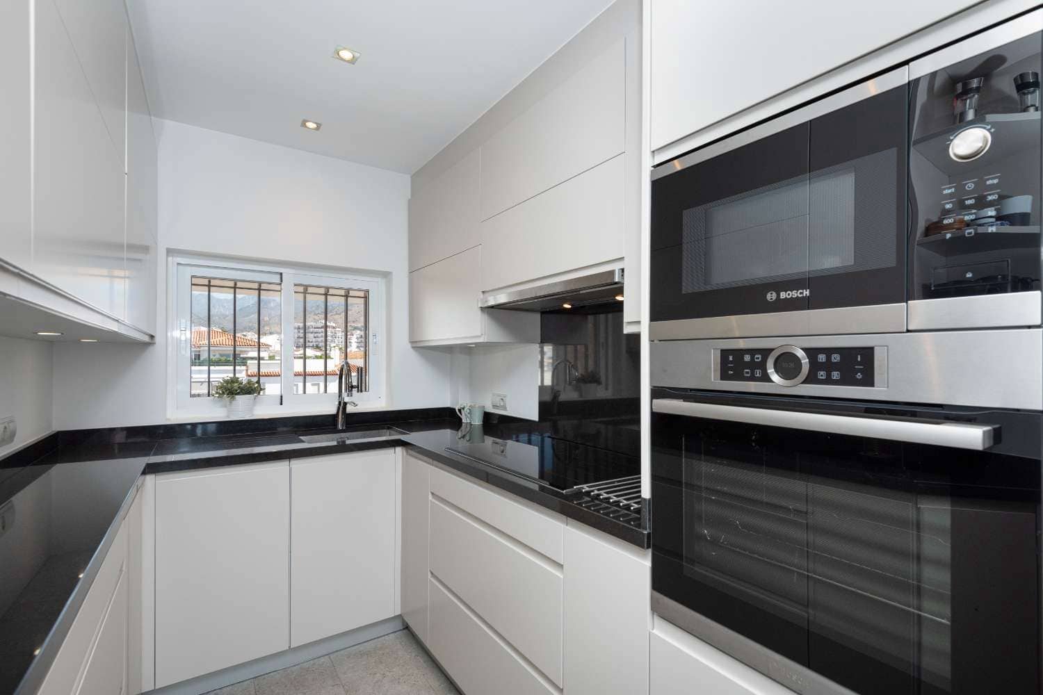 2 makuuhuone Ranta-asunto myytävänä paikassa Nerja mukana uima-altaan - 649 000 € (Ref: 9721055)