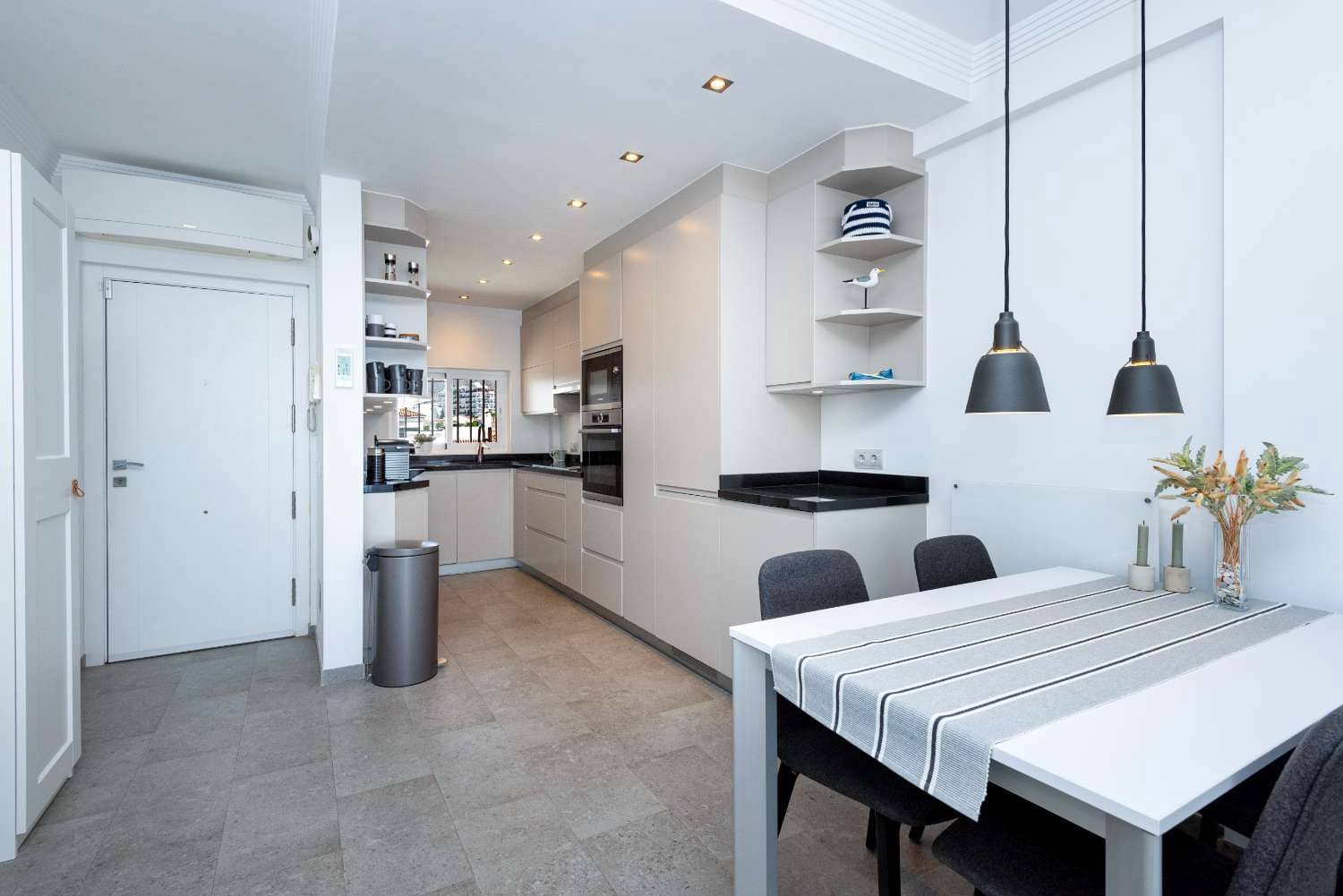 2 makuuhuone Ranta-asunto myytävänä paikassa Nerja mukana uima-altaan - 649 000 € (Ref: 9721055)