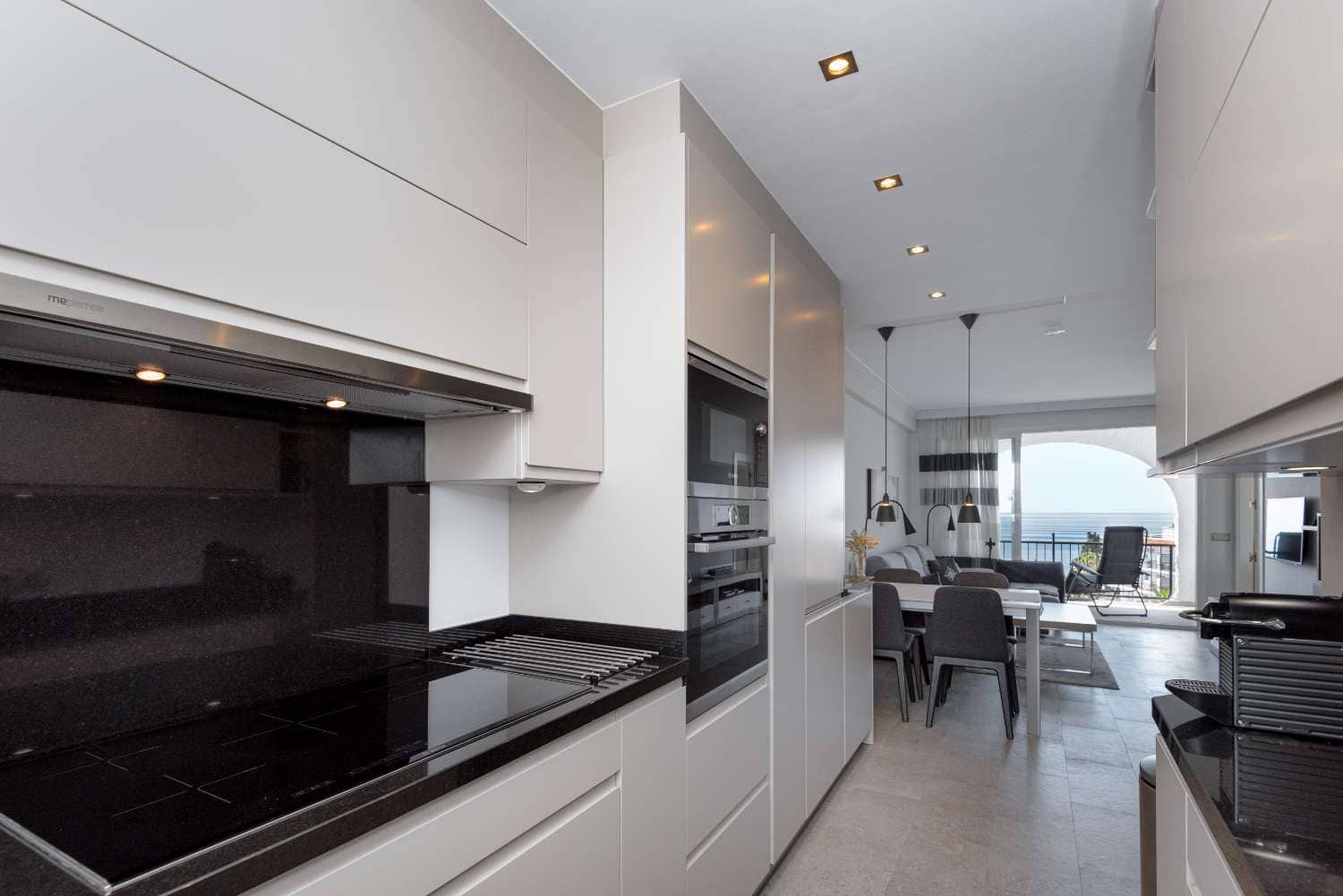 2 makuuhuone Ranta-asunto myytävänä paikassa Nerja mukana uima-altaan - 649 000 € (Ref: 9721055)