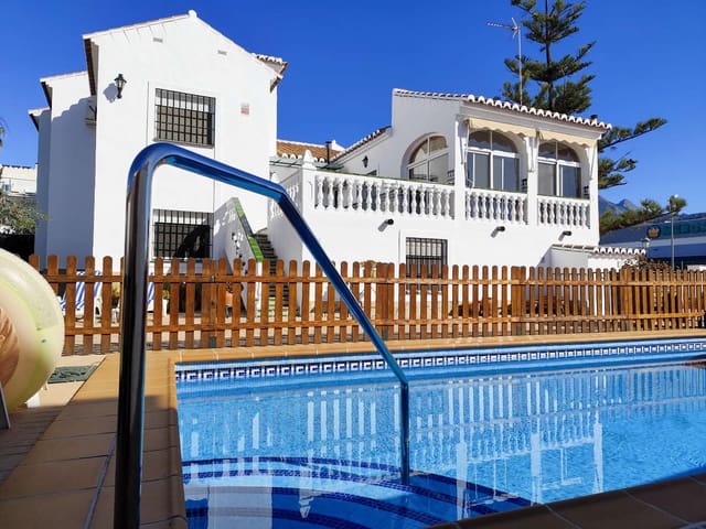 Chalet de 4 habitaciones en Capistrano, Nerja en venta con piscina - 1.345.000 € (Ref: 9735142)